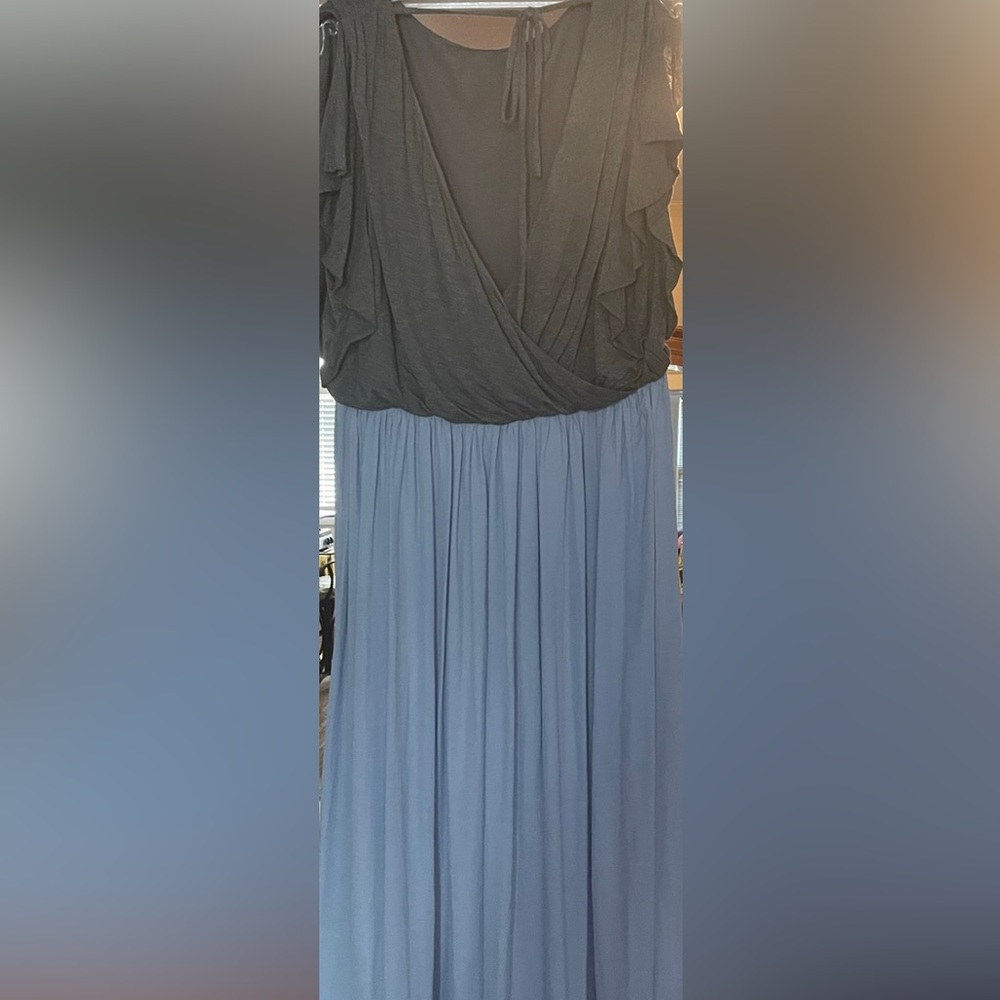 Loft flutter sleeve two tone dress 👗